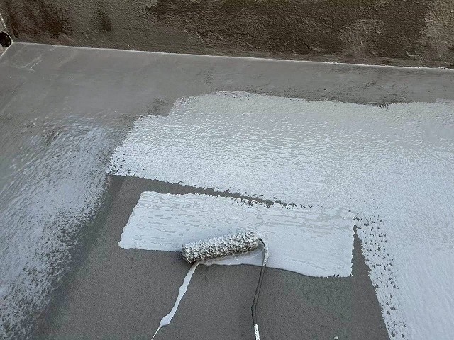 加古川市　ベランダの上塗り作業の様子